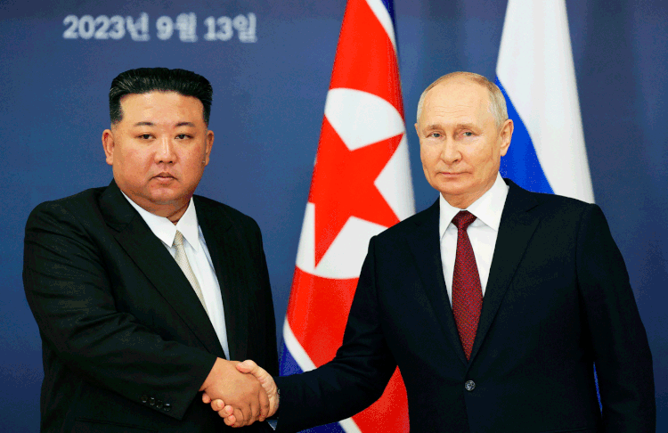 Kim ajudou Putin na guerra contra a Ucrânia e recebeu apoio financeiro e tecnológico em troca (Vladimir SMIRNOV /Getty Images)