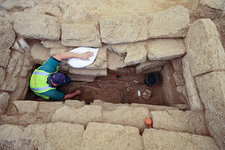 Arqueólogos estudam as culturas humanas passadas através da escavação (Mahmud Hams/AFP/Getty Images)