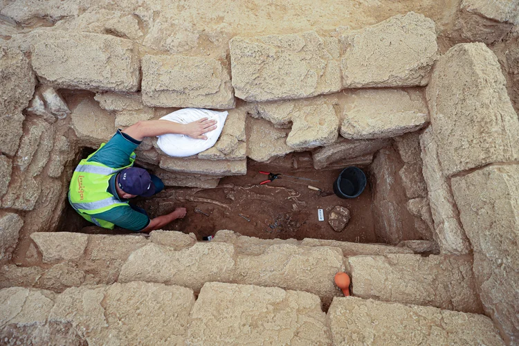 Arqueólogo escava esqueleto humano em cemitério da era romana em Beit Lahia, na Faixa de Gaza (Mahmud Hams/AFP/Getty Images)