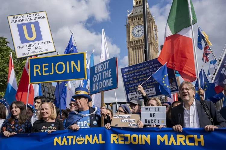 Manifestantes a favor do retorno à União Europeia protestam em Londres no sábado, 23 de setembro (Richard Baker/Getty Images)