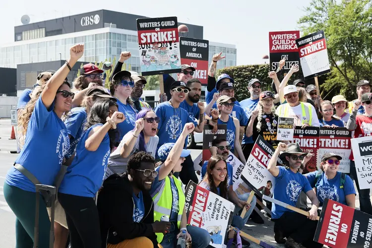 Hollywood em greve: além de barrarem IA, trabalhadores conseguiram aumento salarial mínimo de 7% e um novo fundo de US$ 40 milhões anuais (Allen J. Schaben/Getty Images)