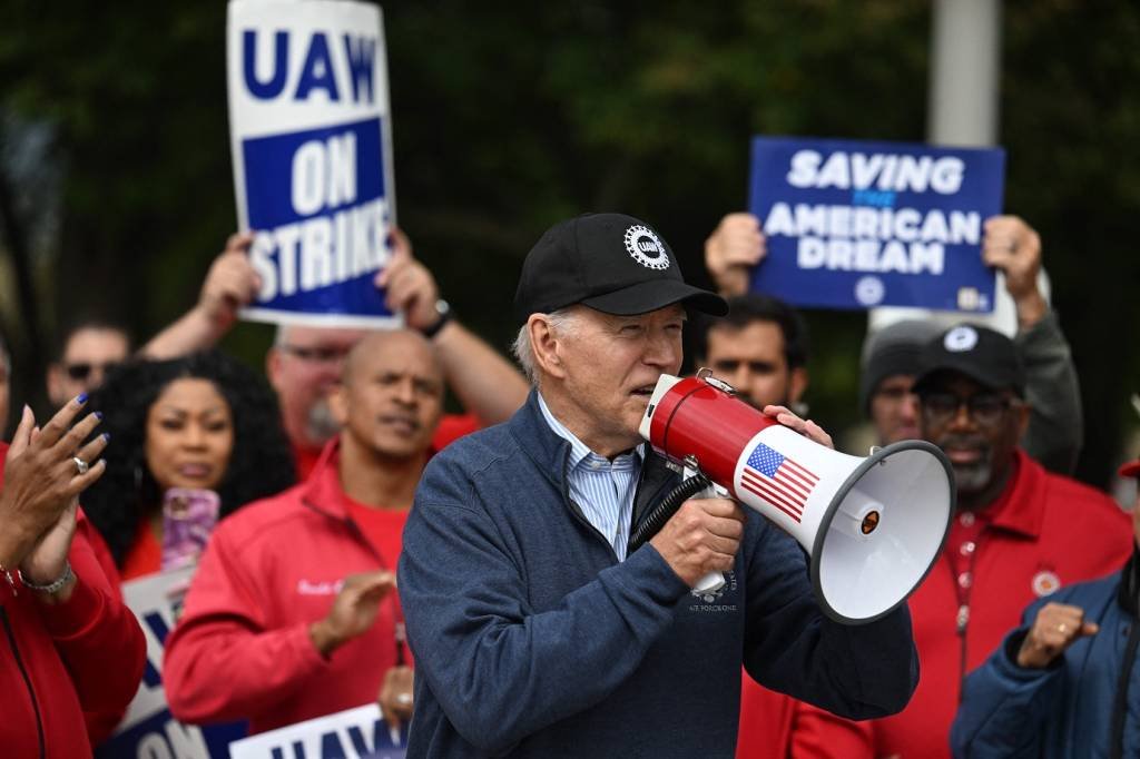 Biden: democrata participa de manifestação de sindicato por aumento salarial (JIM WATSON/AFP/Getty Images)