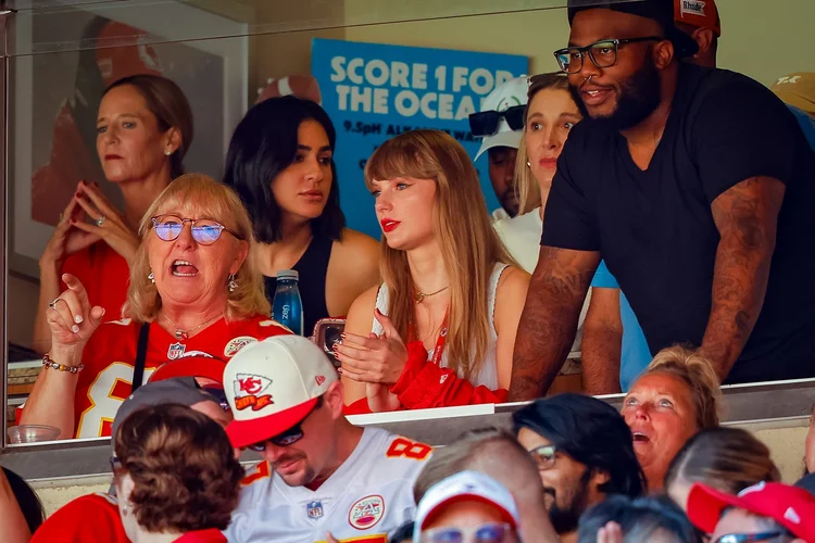 A cantora foi ao estádio Arrowhead, em Kansas City, no último domi (David Eulitt/Getty Images)