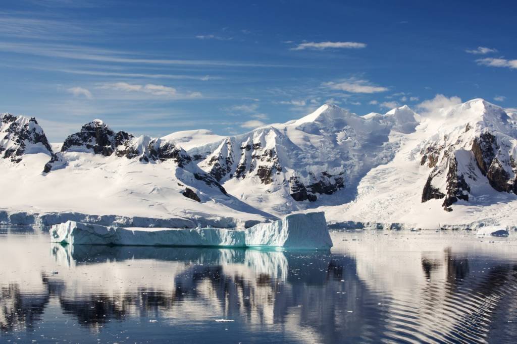 No Ártico, onde agora o verão chega ao fim, o gelo marinho atingiu a menor extensão do ano, com 4,23 milhões de quilômetros quadrados (Divulgação/Getty Images)
