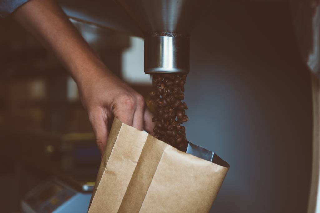 A luminosidade é um dos principais vilões quando se trata de armazenamento de café. (Click_and_Photo/Getty Images)