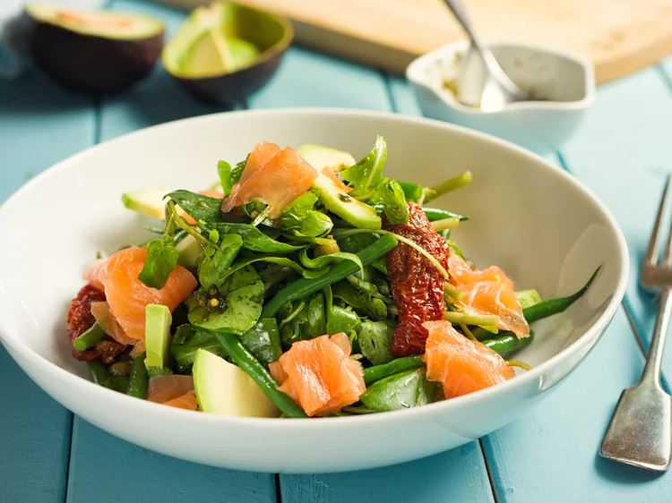 Salada de salmão com abacate. (haoliang/Getty Images)