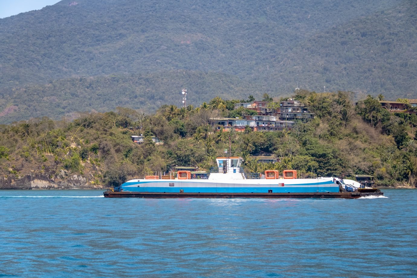 TJ derruba lei que dava prioridade na fila da balsa a carros de Ilhabela e São Sebastião