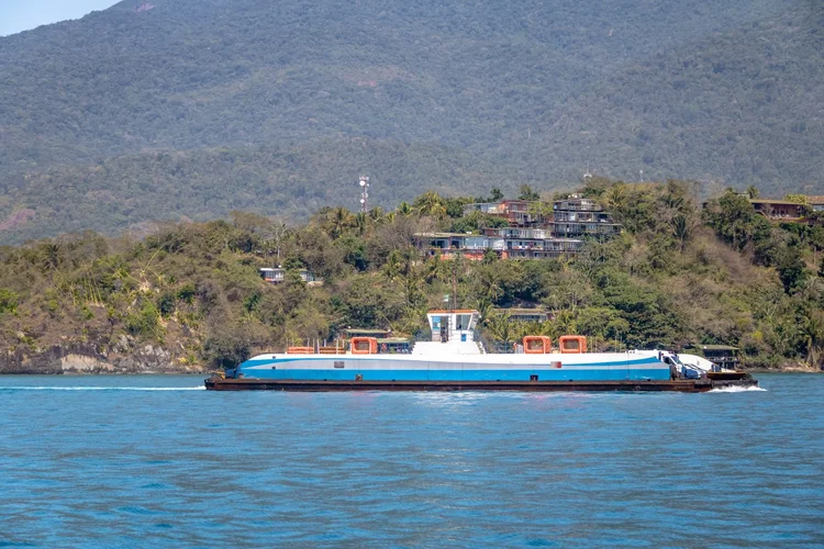 Ilhabela e São Sebastião têm prioridade sobre os demais para embarcar na balsa que liga as duas cidades (diegograndi/Getty Images)