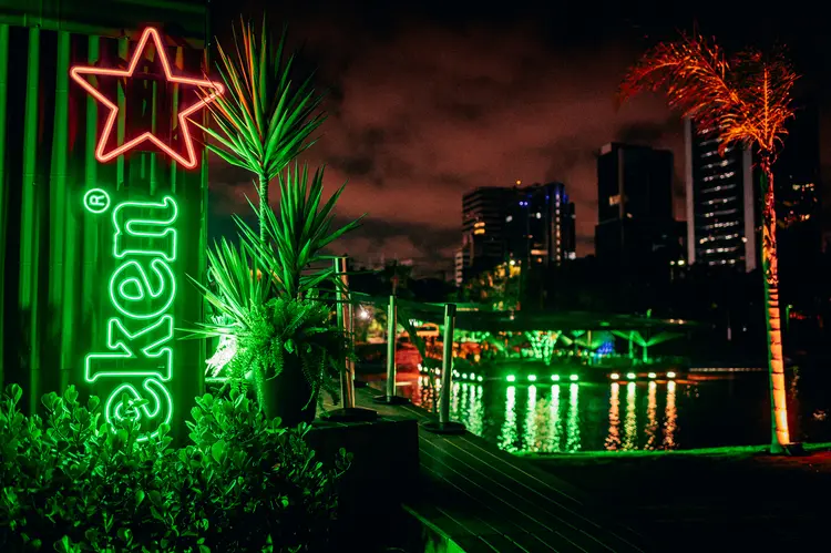 Floating Bar: espaço provoca reflexão sobre como usamos o rio Pinheiros. (Helena Yoshioka/Divulgação)