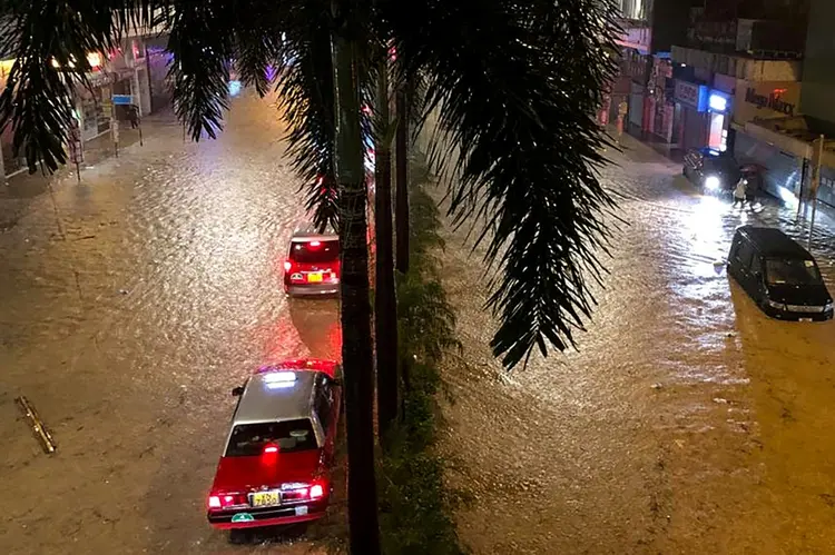 Ruas inundadas em Hong Kong devido a fortes chuvas recordes em 8 de setembro de 2023 (AFP/AFP)