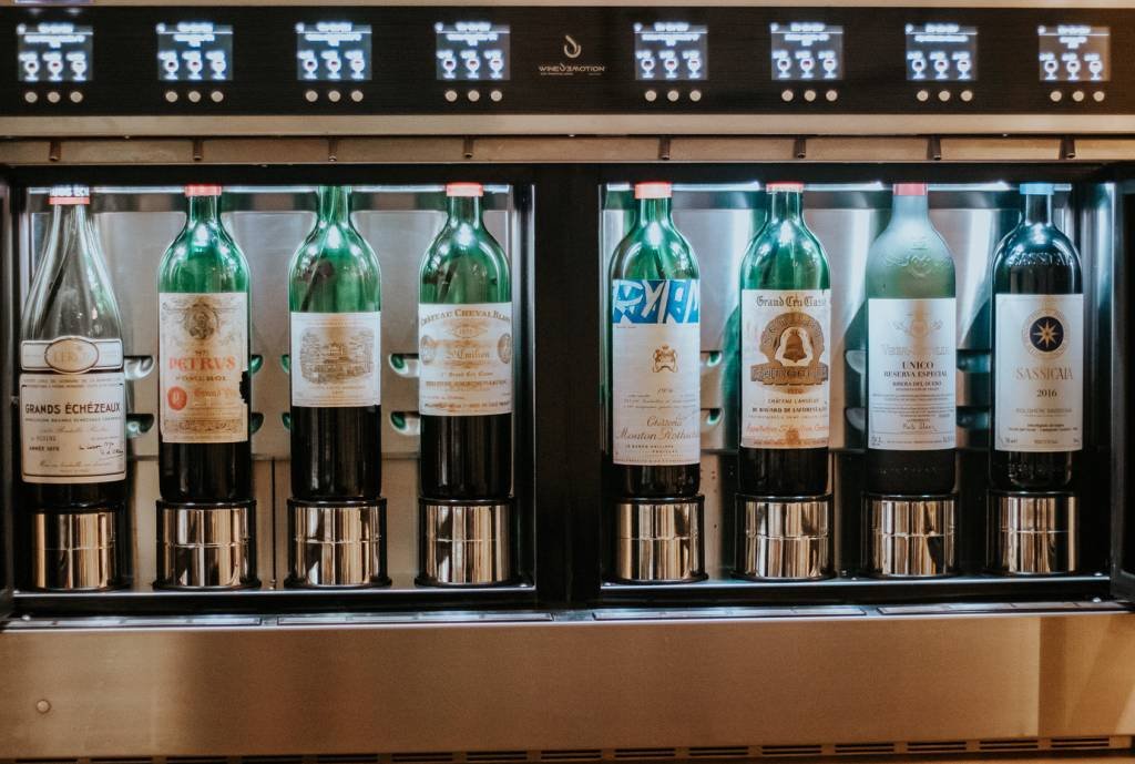 Rótulo raro e lendário: wine bar serve vinho de R$ 15 mil em taça