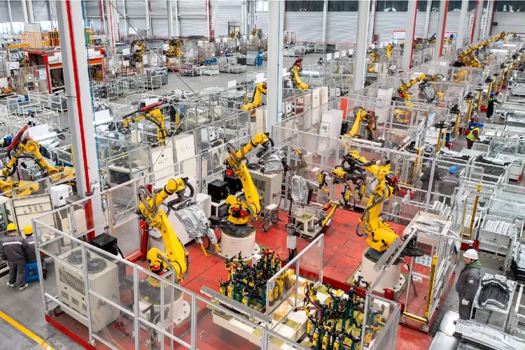 Pesquisa da CNI realizada em 2023 mostra que máquinas e equipamentos usados pelo setor hoje têm, em média, 14 anos. (VCG/Getty Images)
