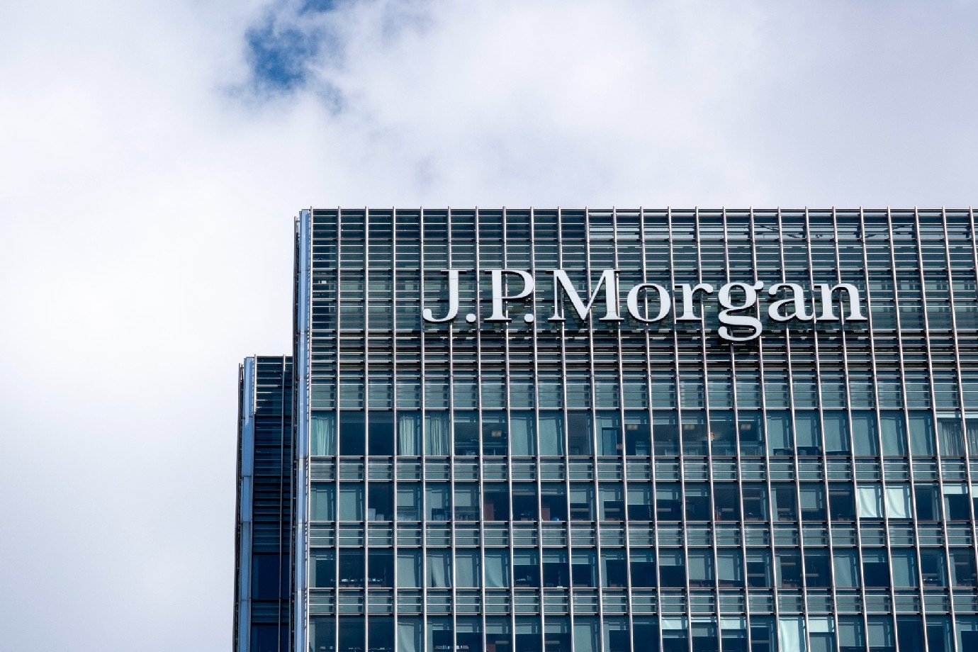 JPMorgan amplia em 6% lucro no 1º tri, a US$ 13,42 bilhões, mas tem despesa extraordinária