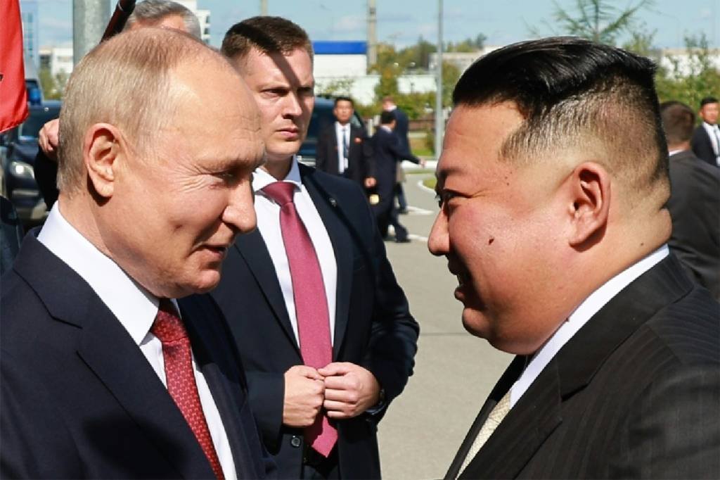 Em visita à Russia, Kim Jong Un diz que Putin terá 'grande vitória' contra seus rivais
