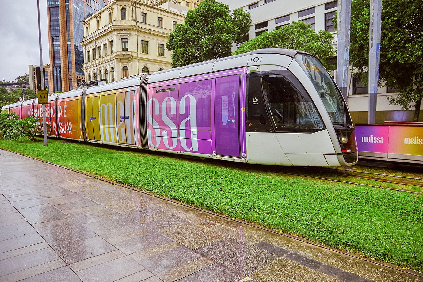 Melissa faz viagem sensorial e afetiva no VLT do Rio com icônica essência de tutti-frutti