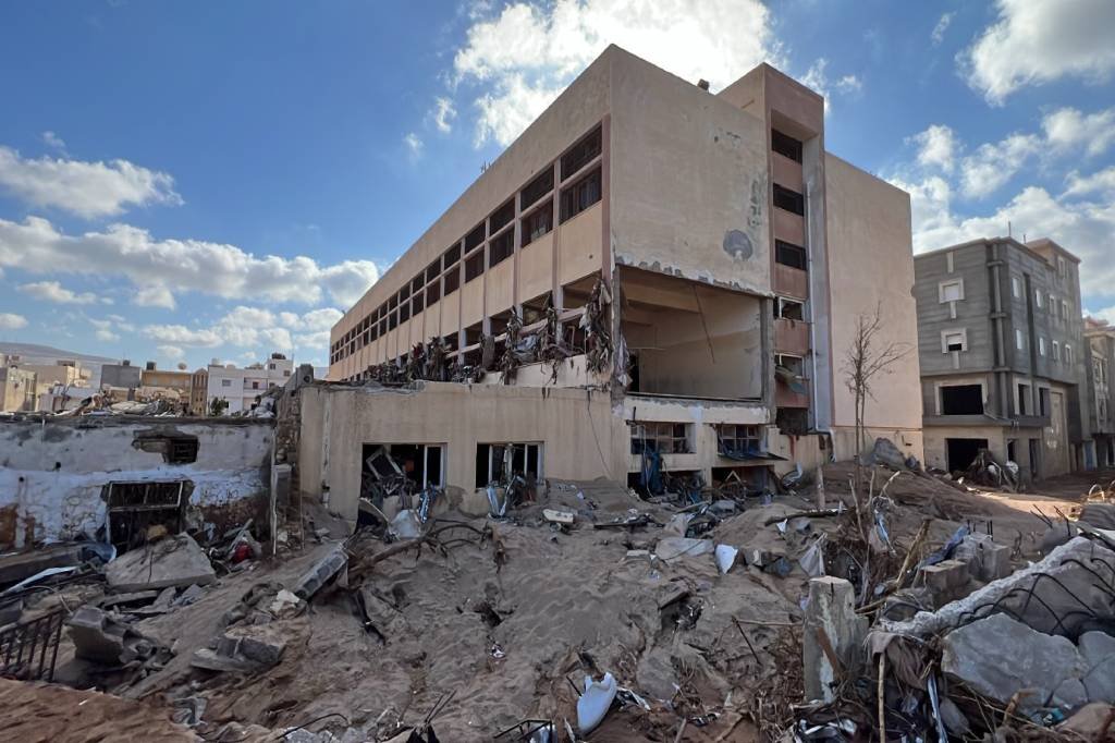 Líbia esvazia cidade e busca por 10 mil desaparecidos após enchentes