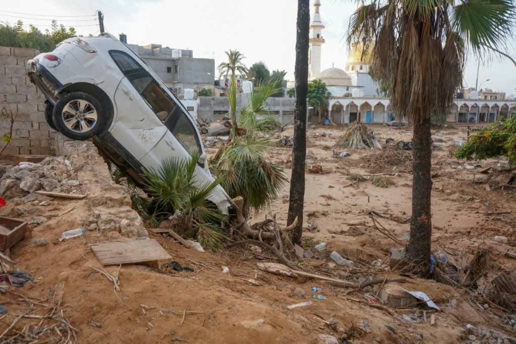 Socorristas buscam milhares de desaparecidos uma semana após inundações na Líbia