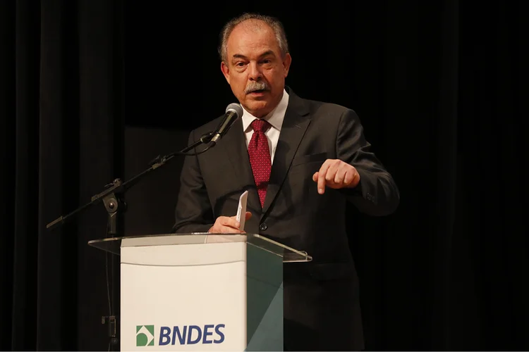 Aloizio Mercadante: presidente do BNDES promete medidas rápidas e inovações nas novas linhas de crédito para apoiar as empresas afetadas pelo tarifaço dos Estados Unidos. (Fernando Frazão/Agência Brasil)