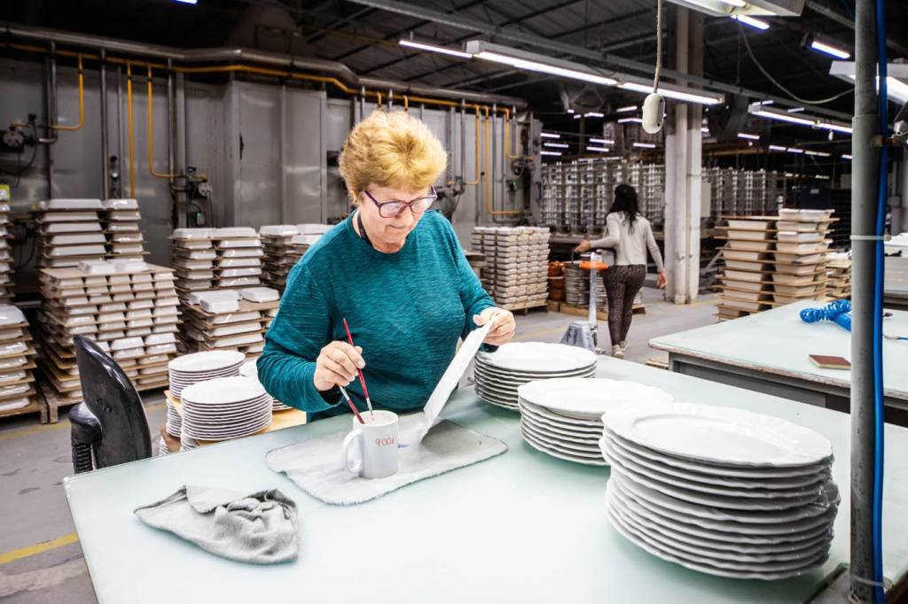 Fabrica da Oxford Porcelanas em Pomerode Santa Catarina - SC  -  mulher - etarismo - Foto: Leandro Fonseca  Data: 30/08/2023