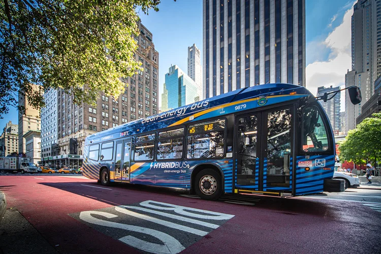 Passageiros de ônibus de São Paulo, conectados ao wi-fi gratuito nos terminais urbanos, geram um mercado com bilhões em potencial de consumo (Leandro Fonseca/Exame)