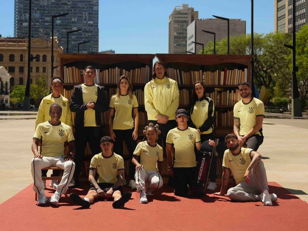 Corinthians: Predominantemente em amarelo vibrante, referência à cor usada por jogadores, artistas e jornalistas no histórico comício que ocorreu no centro de São Paulo (Nike/Divulgação)