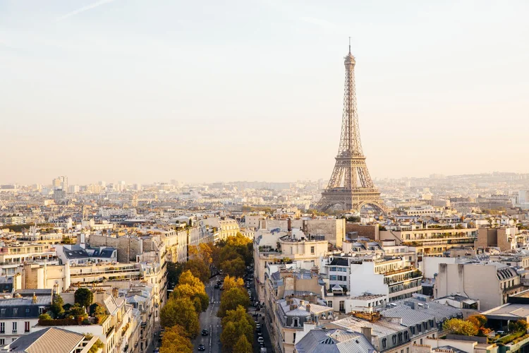 Entre as vantagens de Paris estão as mudanças urbanísticas em andamento e o incentivo ao uso de bicicletas em detrimento aos carros. (Alexander Spatari/Getty Images)