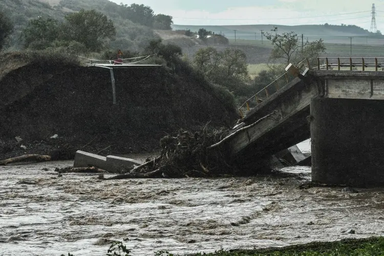 Ponte desabada após as fortes cheias em Farsala, Grécia, em 7 de setembro de 2023 (AFP/AFP)