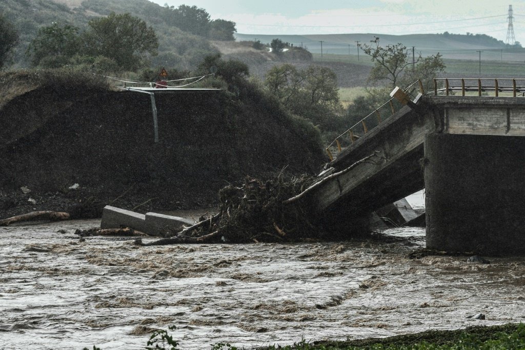 Enchente histórica isola cidades e deixa centenas de desabrigados no Norte