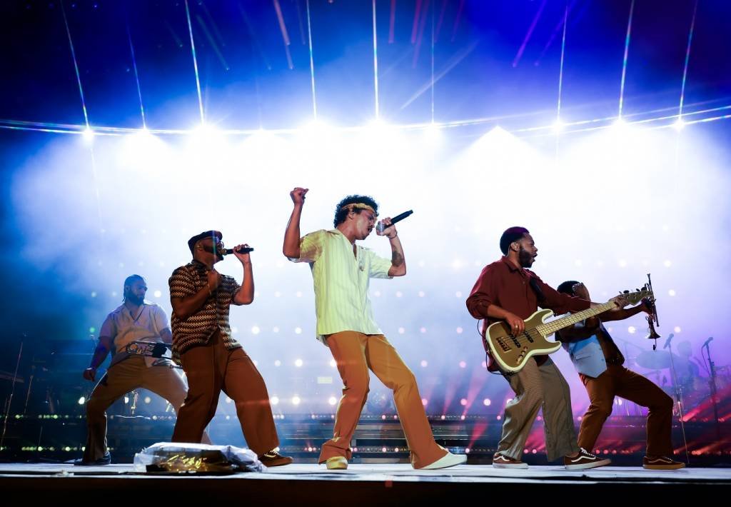 The Town: Bruno Mars repete 'Evidências' com Xororó no público; Iza e Djonga agitam o último dia