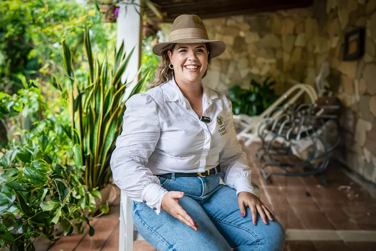 Rayssa Chaves, produtora de hortaliças, microvegetais e flores comestíveis, na zona rural de João Pessoa, na Paraíba (Lucas Pardal/Exame)