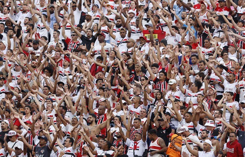 Flamengo e São Paulo tem maior renda da história do futebol brasileiro;  torcida vaia anúncio