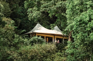 Esse casal trocou uma carreira estável para abrir um resort na Tailândia; veja como