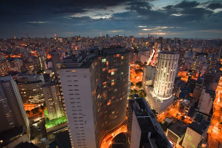 Vista aérea de São Paulo: Lapa é bairro onde a disparidade de preços é maior segundo Índice Preço Real EXAME-Loft (Brasil2/Getty Images)