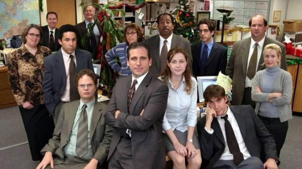 A série The Office gira em torno da rotina dos funcionários da filial da fábrica de papel "Dunder Mifflin", em Scranton, na Pensilvânia (CBS/Reprodução)