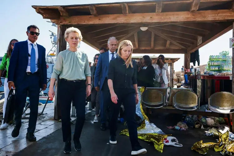 União Europeia: presidente da Comissão Europeia, Ursula von der Leyen, (segunda à esquerda) e a primeira-ministra italiana Giorgia Meloni (à direita) durante uma visita à ilha italiana de Lampedusa (Agence France-Presse/AFP Photo)