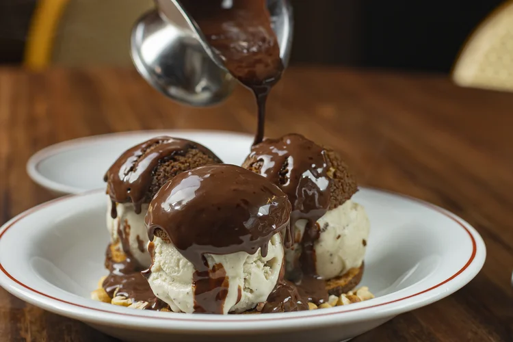 Merci Brasserie: Profiteroles et Chocolat (R$ 34). (Elvis Fernandes /Divulgação)