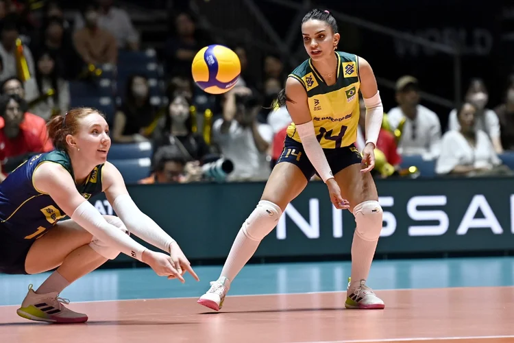 Vôlei: Maria Cipriano Claro e Natalia Araujo durante disputa do Brasil contra o Peru (David Mareuil/Getty Images)