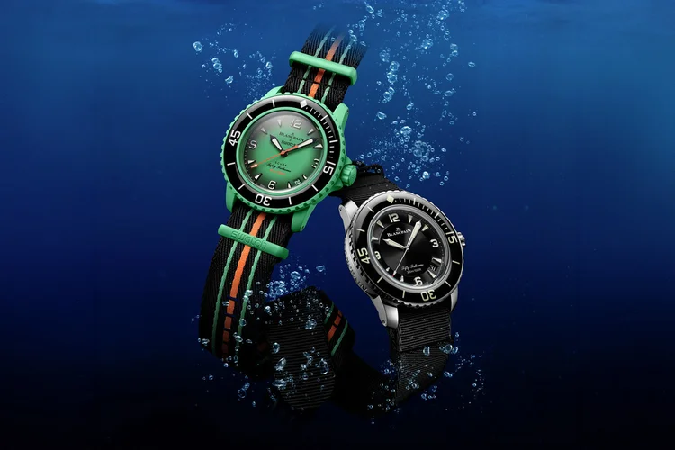 Modelo da coleção Swarch ao lado do original Fifty Fanthoms da Blancpaim: movimento mecânico (Swatch/Divulgação)