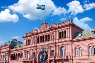 FMI prevê maior contração da economia argentina (-3,5%), mas menor inflação em 2024
