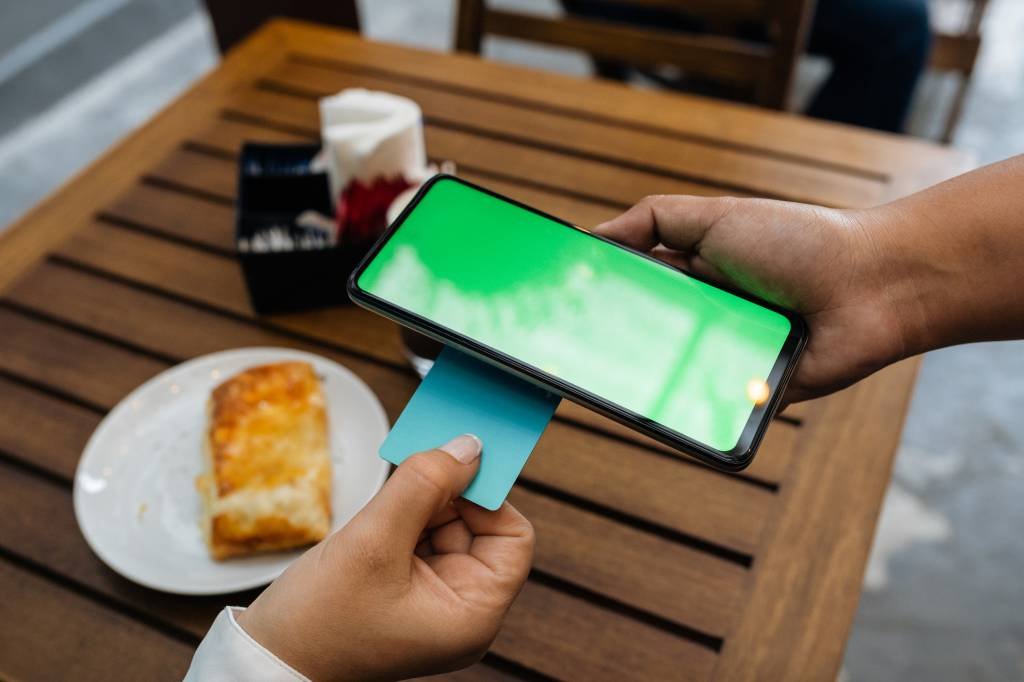 Como usar o celular como maquininha de cartão? Mercado Pago lança Point Tap, solução para vendedores
