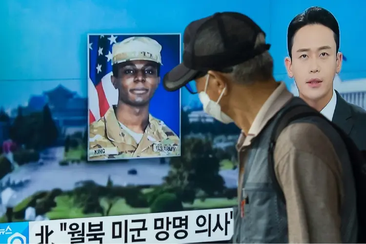 Coreia do Norte x EUA: imagem do soldado americano Travis King, em Seul, na Coreia do Sul (Danny KEMP/AFP)