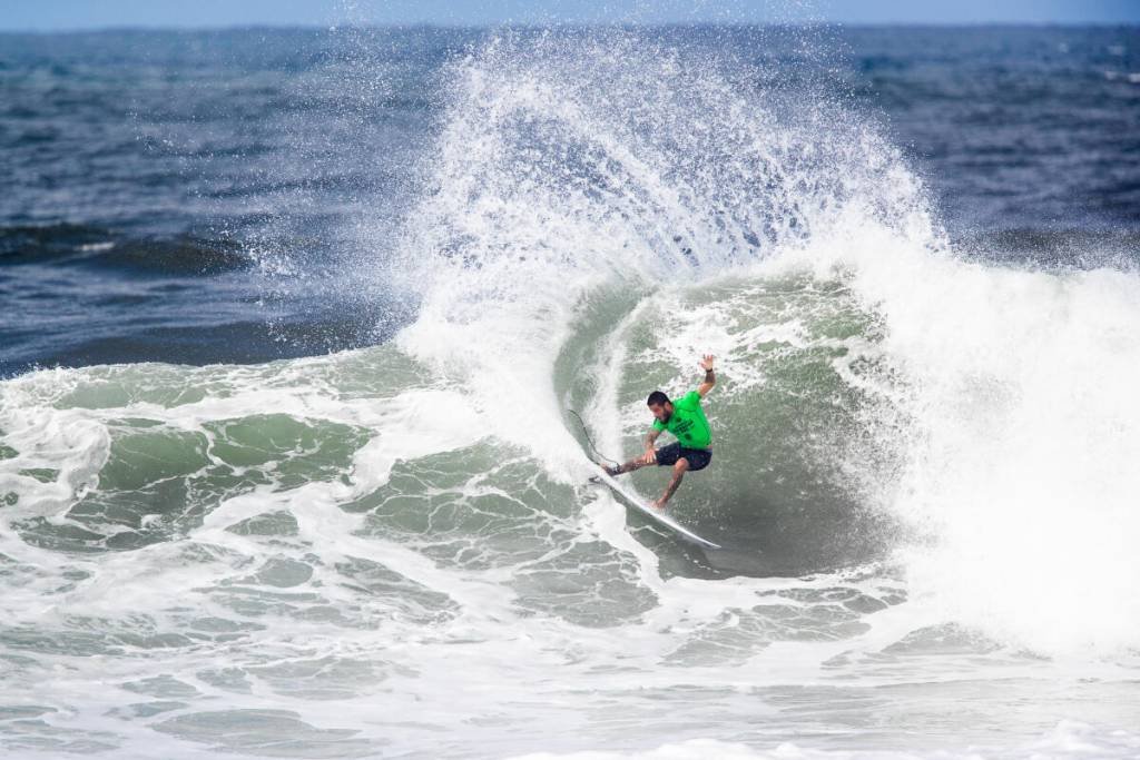 Brasileiro Filipe Toledo vence mundial de surfe e se torna bicampeão