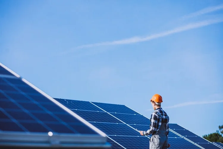 Preços dos equipamentos solares é apontado como um dos principais fatores para a desaceleração (Freepik/Reprodução)