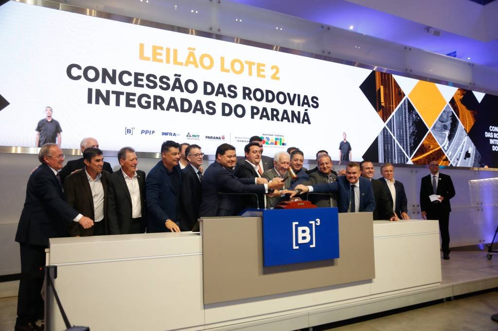 O ministro dos Transportes, Renan Filho, e o governador do Paraná, Ratinho Jr.,  entre outros, durante leilão, realizado em São Paulo (Paulo Pinto/Agência Brasil)