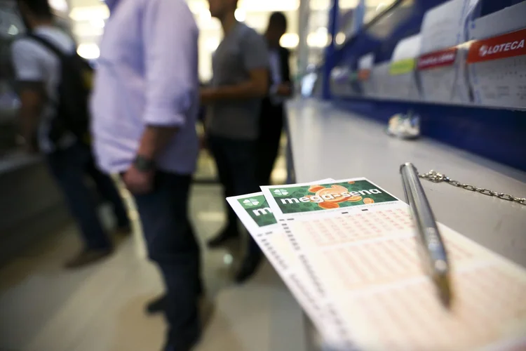 Mega-Sena: apostas podem ser feitas até as 19h do dia do sorteio nas casas lotéricas credenciadas (Divulgação/Agência Brasil)
