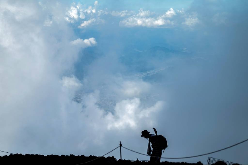 Microplásticos: cientistas japoneses escalaram o Monte Fuji e o Monte Oyama para coletar água da neblina que envolve os cumes das montanhas (Agence France-Presse/AFP)