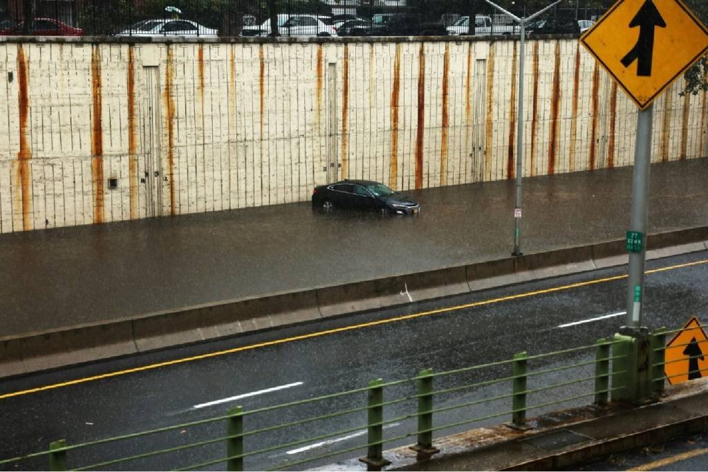 Nova York é inundada por chuvas torrenciais, e metrô é parcialmente paralisado