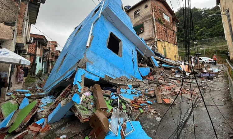 O Corpo de Bombeiros realizou uma varredura nos escombros, com o auxílio de cães farejadores, para confirmar a ausência de vítimas (Defesa Civil/Divulgação)