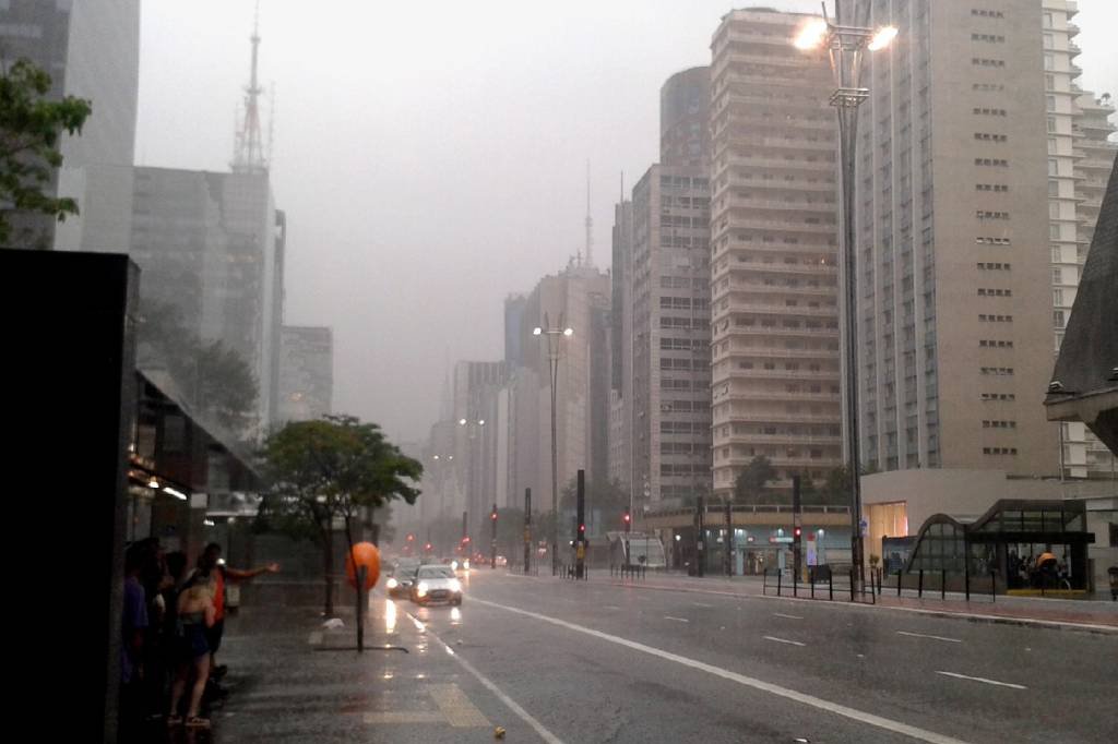 SP tem chuva forte e granizo após dias de calor intenso na cidade