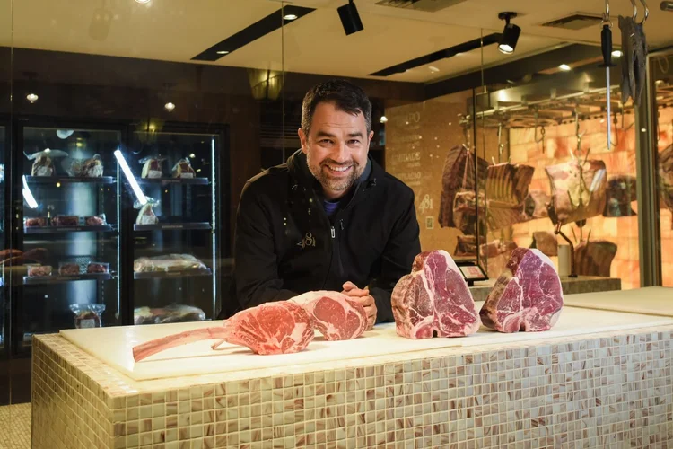 Marcelo Shimbo na Emporio 481: carnes premium e wagyu japonês (Emporio 481/Divulgação)